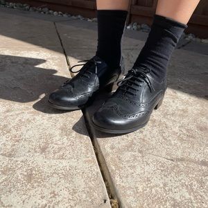 Clarks genuine leather black Oxford wingtips lace-up shoes Women 8.5